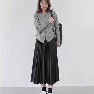 Versatile grey pleated skirt (elastic waistband fits for S-M size)